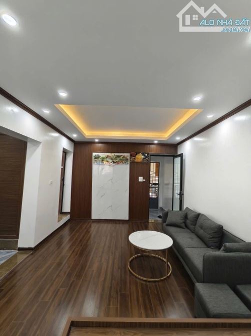 Tập thể mặt phố Nguyễn Chí Thanh - View hồ Ngọc Khánh - Thoáng 3 mặt - Ô tô đỗ cửa - 1