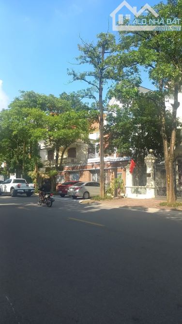 Bán nhà mặt phố Bùi Thiện Ngộ - KĐT Việt Hưng, 215m2, mt 14m, lô góc, KD 350 triệu m2 - 1