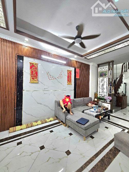 Nhà mới toanh 5 tầng Long Biên, vị trí trung tâm, full nội thất, gần ô tô, giá 5 tỷ+ - 1