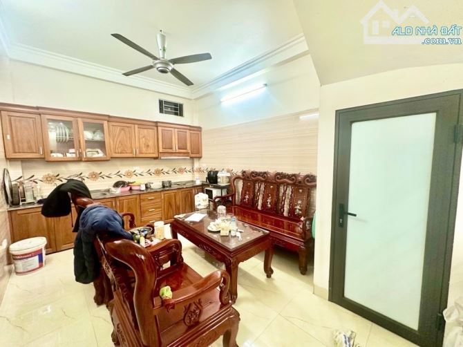 THẠCH BÀN. DÂN XÂY 40M2. LOANH QUANH 7TỶ. MONING VÀO NHÀ. SÁT PHỐ CỔ LINH CHỢ THẠCH BÀN. A - 1