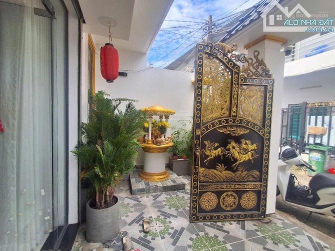 Bán nhà 3 tầng kiên cố, rộng rãi – vị trí đẹp đường Huỳnh Tấn Phát, Quận 7 - 1