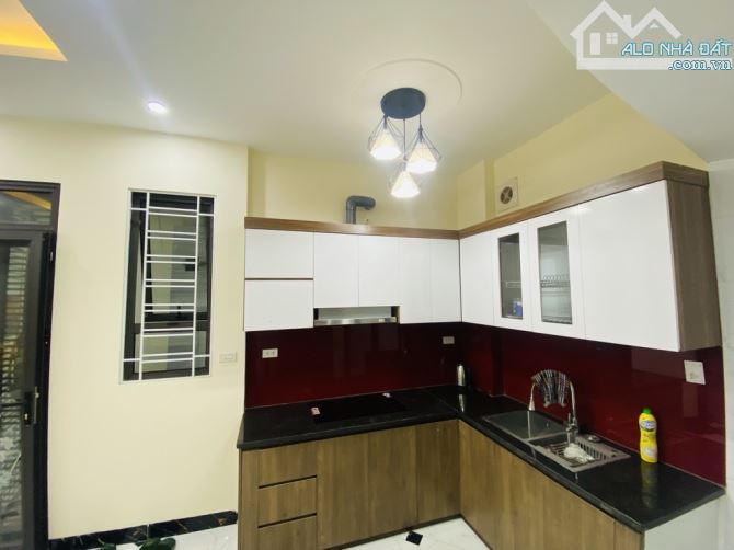 Hiếm có - Bán nhà trung tâm Long Biên - Ô tô đỗ cổng - Nhỉnh 5.5 tỷ - Ở ngay - 1