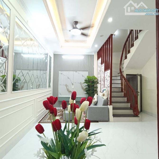 Nhà trung tâm Long Biên - Cách ô tô 5m - Sân cổng riêng - Chỉ nhỉnh 5 tỷ - 1
