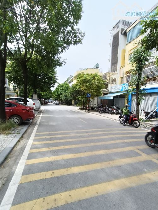 Giảm 1 tỷ bán nhanh 180m2 biệt thự Dương  Nội phân lô vỉa hè - 1