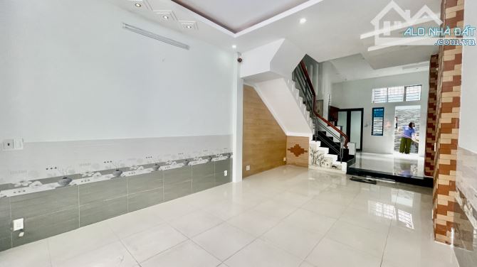 Cho thuê nguyên căn 4x18 đúc 3lầu ST 5PN 6WC Hẻm Thông Xe Hơi - 1