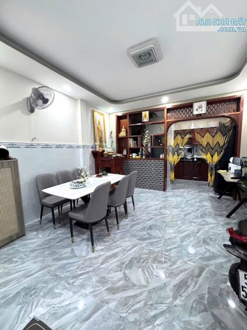 BÁN NHÀ QUẬN 4 MỚI 4 TẤM NGAY ĐH NGUYỄN TẤT THÀNH GÓC 2 MT GIÁ 5TỈ 1 DT 4*9 ĐẸP GIÁP Q1 - 1