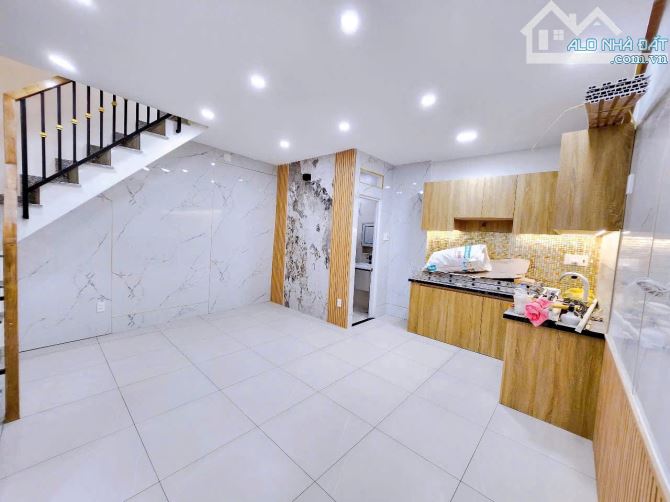 BÁN GẤP NHÀ ĐẸP 2 TẤM MỚI KENG Q4 VỊ TRÍ 1/ GIÁ 3TỈ 2 HÀNG HIẾM SỔ RIÊNG - 1