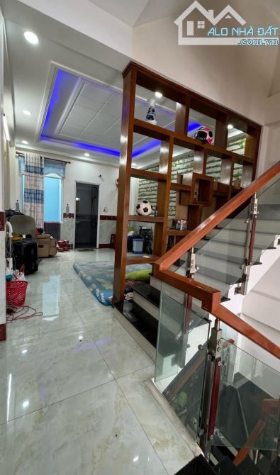 - Nhà Lâm Thị Hố Q12, DT: 4x16 đúc 3,5 tấm, hẻm 1/ xe tải, nhà đầu hẻm. Ô tô đậu trong nhà - 1