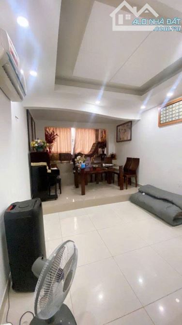 Mặt tiền  Nguyễn Cảnh Chân giao Nguyễn Trãi  P. Nguyễn Cư Trinh Q1  HƠN 300 TRIỆU M - 2