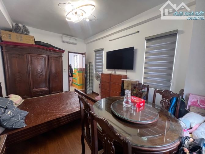 👉  bán nhà la Khê hà đông  5 tầng -lô góc 3 mặt thoáng - kinh doanh sầm uất- oto đỗ cửa - 2