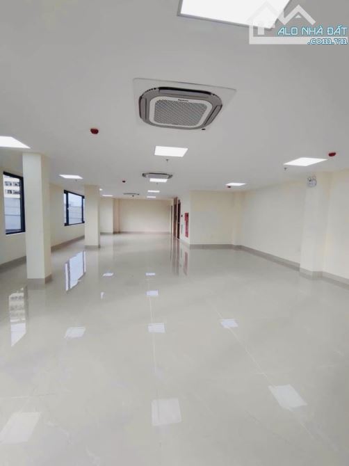 HOÀNH TRÁNG! TOÀ VP 140m2 MẶT PHỐ PHẠM VĂN ĐỒNG- LÔ GÓC - DÒNG TIỀN 115triệu/tháng - 2