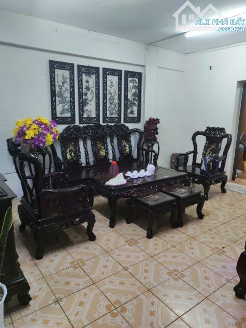 Cần bán Tập Thể Bách Khoa - Tầng 2 - 80m2 x 3 ngủ, 1 khách, 2 vệ sinh, 2 ban công, mặt phố - 2