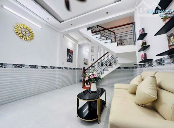 Chốt Gấp Căn Nhà Đẹp 2 Tầng, Gần Chợ Phạm Văn Hai, Tân Bình - SHR - 2 Tỷ 190/43m2 - 2