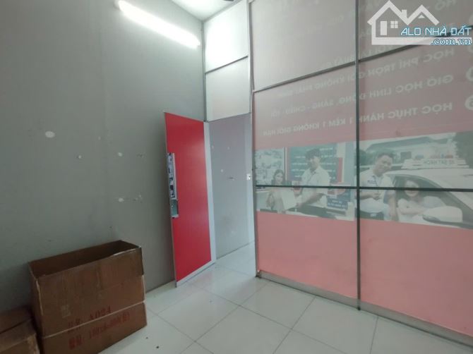 Mặt bằng cần cho thuê ngay mặt tiền đường Nguyễn Ái Quốc khu dân cư đông đúc - 2