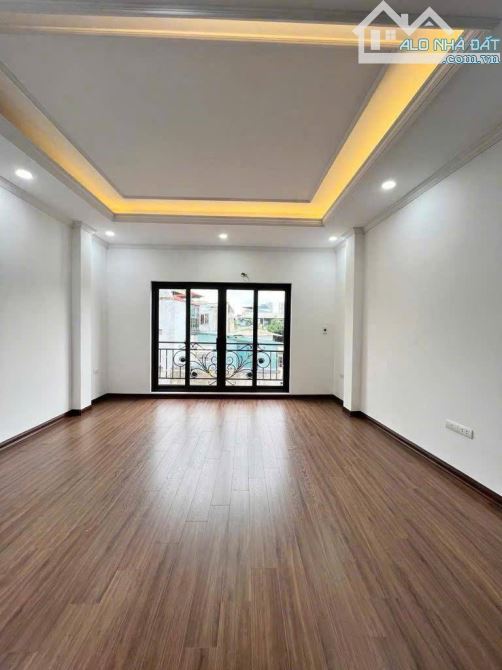 - Bán nhà Cầu Giấy, 10m ô tô, sát phố, nội thất xịn sò, 33m2, 8.2 tỷ. - 2