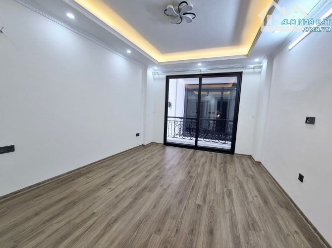 - Bán nhà Cầu Giấy, 10m ô tô, sát phố, nội thất xịn sò, 39m2, 9.7 tỷ. - 2