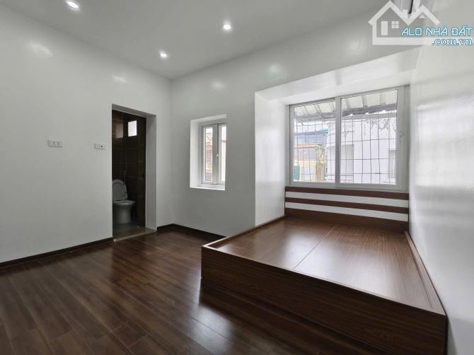 Tập thể mặt phố Nguyễn Chí Thanh - View hồ Ngọc Khánh - Thoáng 3 mặt - Ô tô đỗ cửa - 2