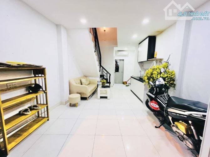Ngay phố ẩm thực Phan Xích Long - Hẻm xe hơi thông, 4 tầng, full nội thất - 2