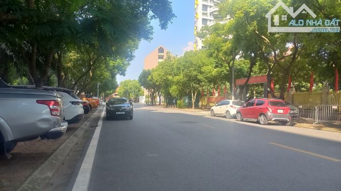 Bán nhà mặt phố Bùi Thiện Ngộ - KĐT Việt Hưng, 215m2, mt 14m, lô góc, KD 350 triệu m2 - 2