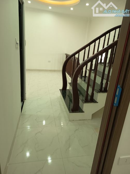 Bán nhà Yên Bệ Kim Chung ngay ngã tư Sơn 38m2, 5 tầng ,  MT 4.2 m giá 5.8 tỷ ô tô vào nhà. - 2