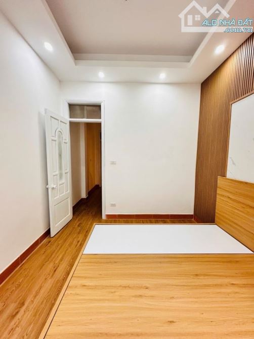 Chỉ 5,9 tỷ có ngay nhà gần phố Hoàng Hoa Thám 37m², 5 tầng, dân xây - 2