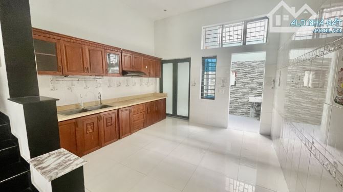 Cho thuê nguyên căn 4x18 đúc 3lầu ST 5PN 6WC Hẻm Thông Xe Hơi - 2