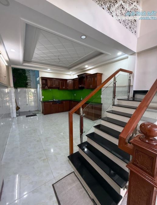 - Nhà Lâm Thị Hố Q12, DT: 4x16 đúc 3,5 tấm, hẻm 1/ xe tải, nhà đầu hẻm. Ô tô đậu trong nhà - 2