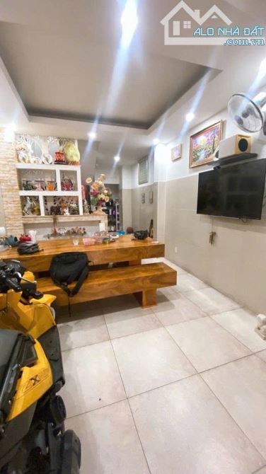 Mặt tiền  Nguyễn Cảnh Chân giao Nguyễn Trãi  P. Nguyễn Cư Trinh Q1  HƠN 300 TRIỆU M - 3