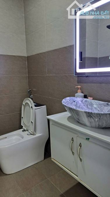 NHÀ ĐẸP XÂY DỰNG KIÊN CỐ HẺM 128 ĐỒNG KHỞI - TẶNG LẠI NỘI THẤT - 3p - 3