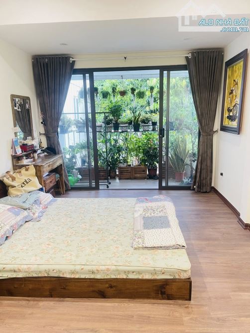 BÁN GẤP NHÀ TT MẶT PHỐ NGUYÊN HỒNG-LÔ GÓC- NHÀ ĐẸP-NỘI THẤT XỊN- SỔ TO 40M CHỈ 5,8 T - 3