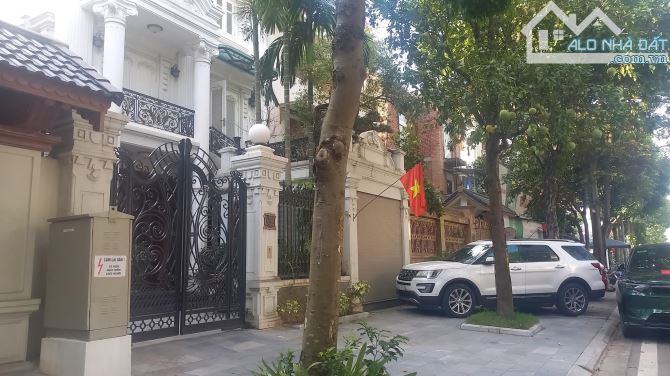 Bán nhà mặt phố Bùi Thiện Ngộ - KĐT Việt Hưng, 215m2, mt 14m, lô góc, KD 350 triệu m2 - 3