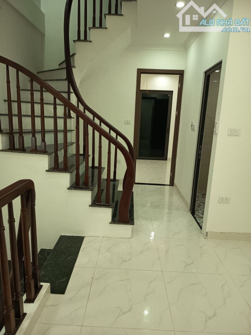 Bán nhà Yên Bệ Kim Chung ngay ngã tư Sơn 38m2, 5 tầng ,  MT 4.2 m giá 5.8 tỷ ô tô vào nhà. - 3