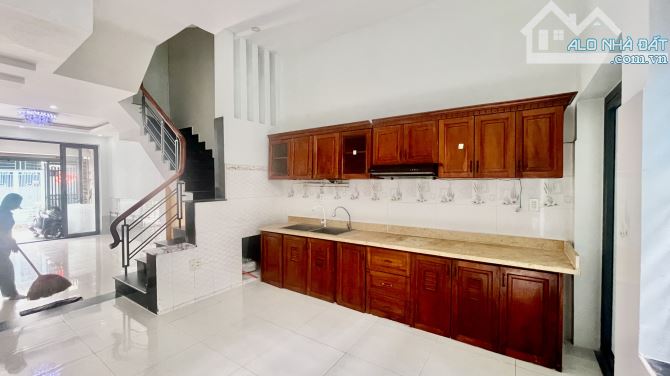 Cho thuê nguyên căn 4x18 đúc 3lầu ST 5PN 6WC Hẻm Thông Xe Hơi - 3