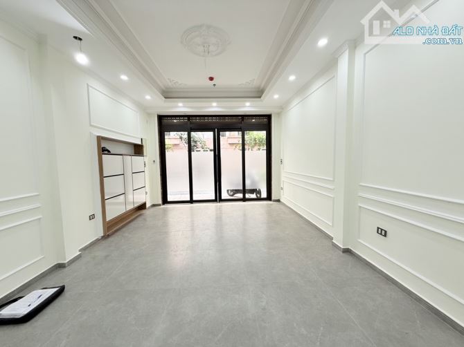 DUY NHẤT 1 CĂN KHU TÁI ĐỊNH CƯ VIỆT HƯNG - PHÂN LÔ VỈA HÈ - Ô TÔ TRÁNH - 6 TẦNG HIỆN ĐẠI - 3
