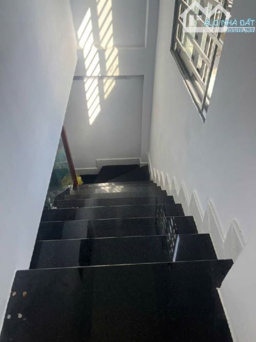 BÁN NHÀ DÒNG TIỀN 28TR/ TH_ 1 TRỆT LẦU + 11P TRỌ FULL _ ĐƯỜNG THÔNG 7M VỈA HÈ _ NGANG 8M _ - 4