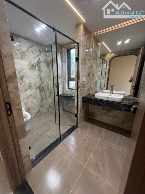 Nhà đẹp nội thất xịn đường ô tô tránh ngõ Phố Nguyễn Văn Hưởng DT 52.5m2 . Giá 16.6 tỷ - 4
