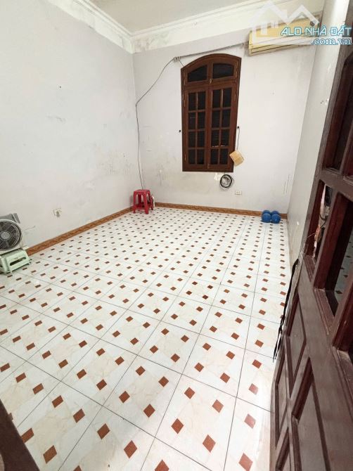 Cho thuê nhà đất lâu dài. Nhà mặt ngõ chợ Vĩnh Hồ Đống Đa 30m 3 tầng 3 ngủ 3 vs giá 7,5 tr - 4