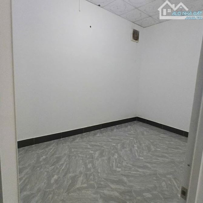 Cần bán gấp căn nhà ở 1/ Đ. Tân Hiệp 18 , Hóc Môn 94m2 - Sổ hồng riêng - giá 870tr - 4
