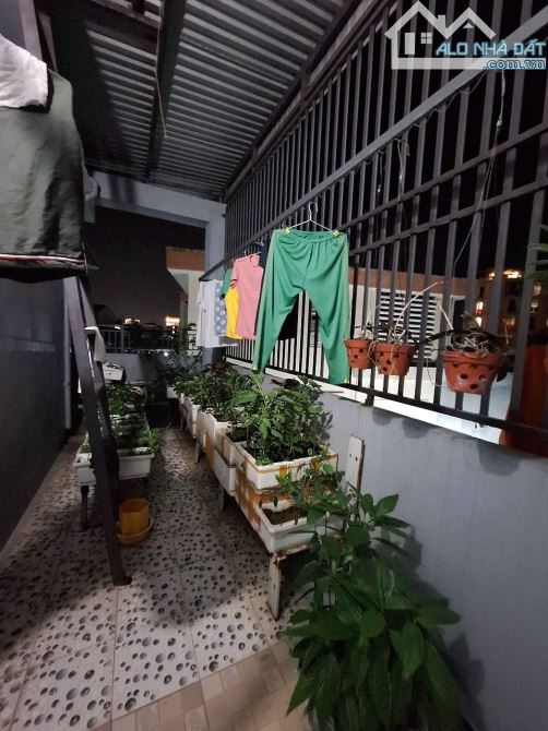 NHÀ 3 TẦNG PHAN BÁ PHIẾN SÁT MẶT PHỐ- GẦN BIỂN- Ô TÔ ĐẬU GẦN NHÀ - 5