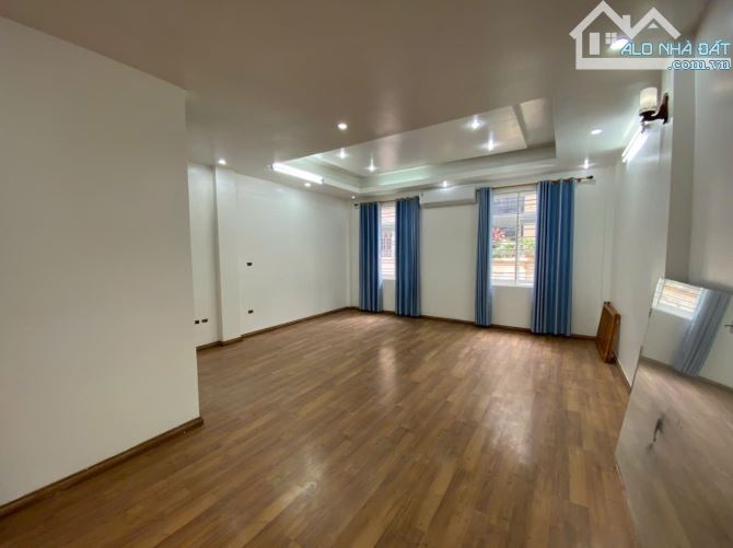 Cho thuê nhà lk đường Hoàng Quốc Việt, DT 110m2 x 4 tầng, nhà 2 mặt tiền đường rộng để xe - 5