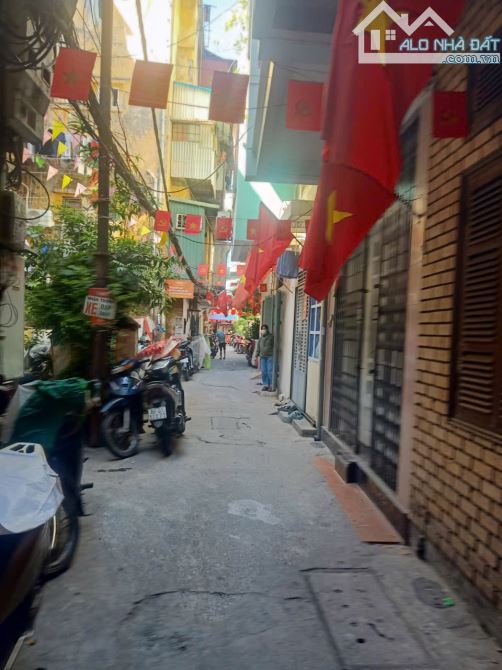 Cho thuê nhà đất lâu dài. Nhà mặt ngõ chợ Vĩnh Hồ Đống Đa 30m 3 tầng 3 ngủ 3 vs giá 7,5 tr - 5