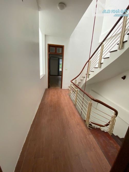 Cho thuê nhà lk đường Hoàng Quốc Việt, DT 110m2 x 4 tầng, nhà 2 mặt tiền đường rộng để xe - 6