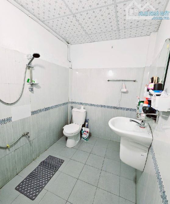 🌹Quốc lộ 1A ,BHH B, Bình Tân. DT 4 x 14, cấp 4. Giá 2,85 tỷ TL.  Mô tả: - Nhà mới sửa 2 P - 6