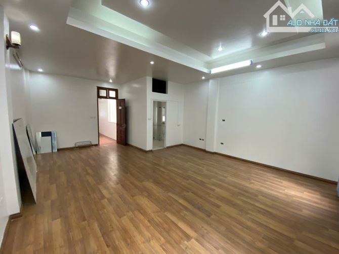 Cho thuê nhà lk đường Hoàng Quốc Việt, DT 110m2 x 4 tầng, nhà 2 mặt tiền đường rộng để xe - 7