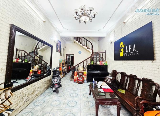 NGUYỄN KHANG - CẦU GIẤY- NHÀ 4 TẦNG - MT 4.3M - THỬA VUÔNG A4 - Ô TÔ ĐỖ CỬA - CHỈ 18 TỶ - 7