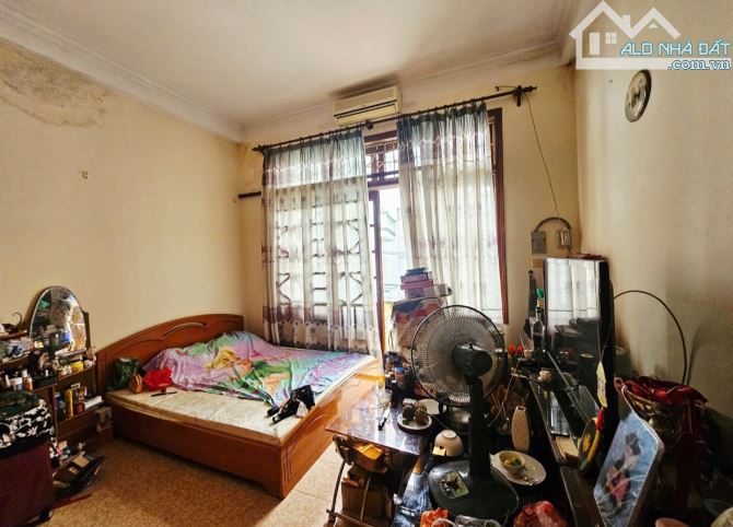 NGUYỄN KHANG - CẦU GIẤY- NHÀ 4 TẦNG - MT 4.3M - THỬA VUÔNG A4 - Ô TÔ ĐỖ CỬA - CHỈ 18 TỶ - 8