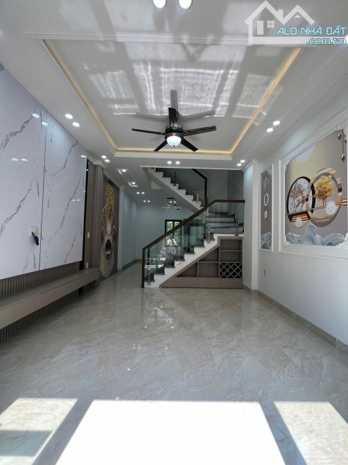 Bán nhà 3 tầng mới tinh, hướng Đông Nam ngõ chợ 208 Nguyễn Trung Thành, Hùng Vương, HB