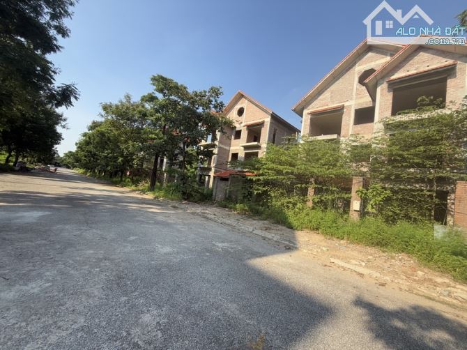 BIỆT THỰ TẠI KHU THỊ TRẤN QUANG MINH SẴN NHÀ XÂY THÔ 3 TẦNG ĐẴNG CẤP ĐƯỜNG RỘNG VĨA HÈ
