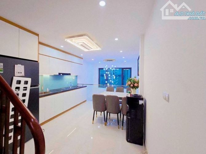 BÁN NHÀ PHỐ TRẠM - NGÕ RỘNG - Ô TÔ ĐỖ CỬA - FULL ĐỒ Ở LUÔN 40m x 5 tầng 6.x tỷ có bớt