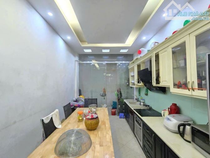 11,2 tỷ, 55m2, 5 tầng Lê Thanh Nghị, HBT nhà đẹp ở ngay - lô góc - ngõ nông - vừa ở, /thuê